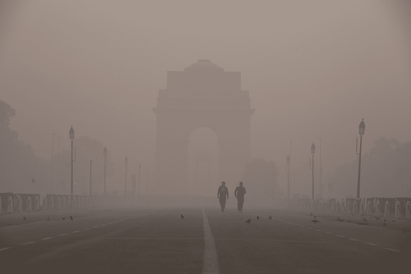 Smog lowerin visibiity in Delhi
